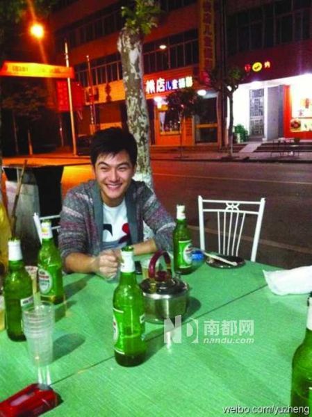 俱往矣,沈泰帮于正庆生,于正帮沈泰拍照。
