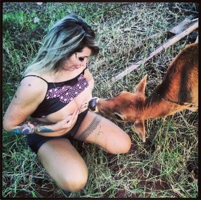 巴西女模Sabrina Boing Boing巨乳为小牛喂人乳