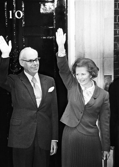 1979年5月4日,撒切尔夫人当选首相后与丈夫丹尼斯来到唐宁街10号。 1979年5月4日,撒切尔夫人当选首相后与丈夫丹尼斯来到唐宁街10号。