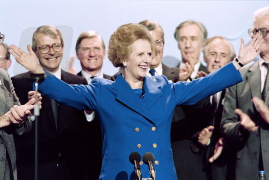 1989年10月13日,英国首相撒切尔夫人在英国布莱克浦出席保守党大会的资料照片。新华社法新 1989年10月13日,英国首相撒切尔夫人在英国布莱克浦出席保守党大会的资料照片。新华社/法新
