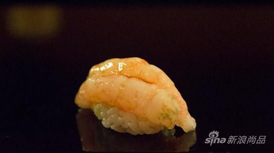 Otomezushi寿司店的明虾握寿司
