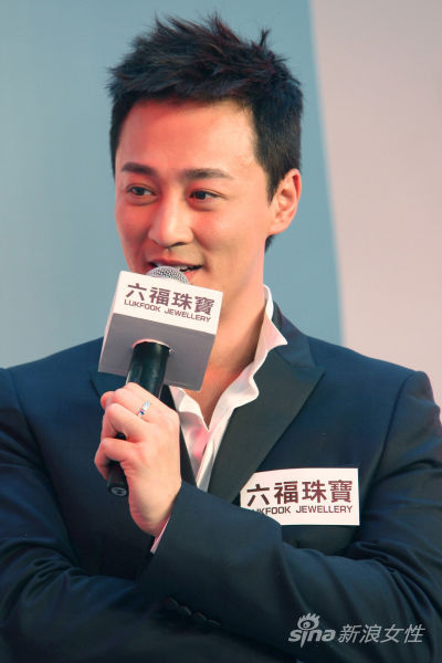 林峯发布会现场接受采访 林峯发布会现场接受采访