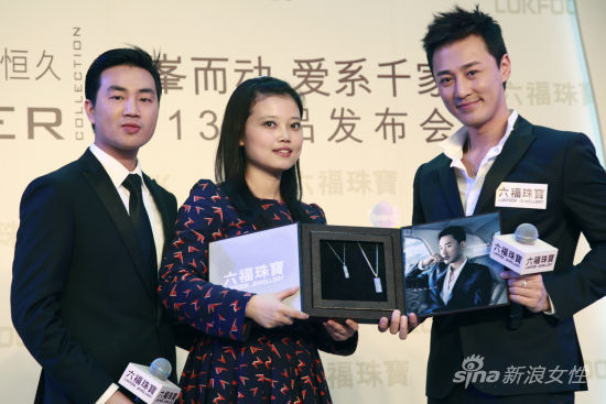 林峯为现场求婚的情侣赠送礼品 林峯为现场求婚的情侣赠送礼品