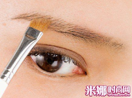 用眉粉做打底