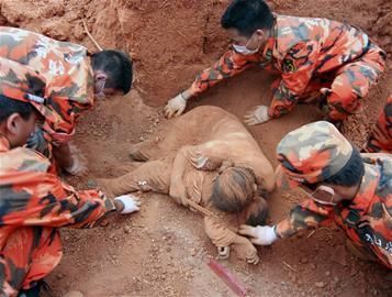在死亡的最后一刻,母亲依旧保护着她的女儿 在死亡的最后一刻,母亲依旧保护着她的女儿