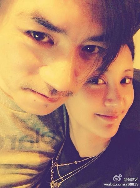 张歆艺、杨树鹏恩爱合影晒结婚证