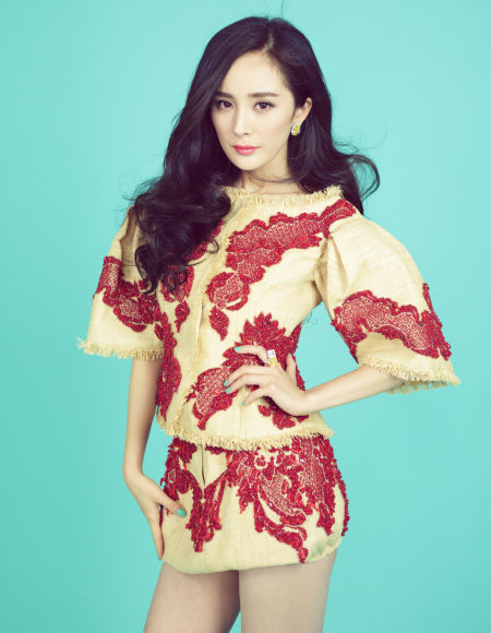 麻质罩衫、裙裤 Dolce & Gabbana 耳环、戒指 Valentine 麻质罩衫、裙裤 Dolce & Gabbana 耳环、戒指 Valentine