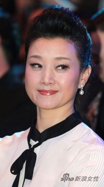 宋祖英素雅黑白裙