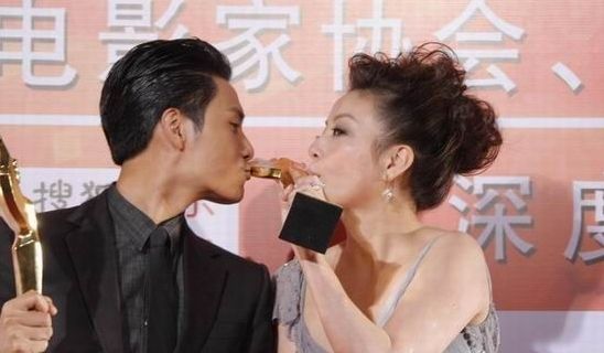 2010年第19届金鸡百花电影节上,影帝陈坤与影后赵薇同亲奖杯