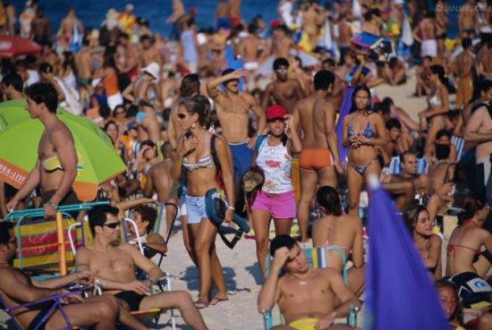 伊帕内玛海滩是里约人的最爱，这里聚集了最年轻美丽的青年男女
