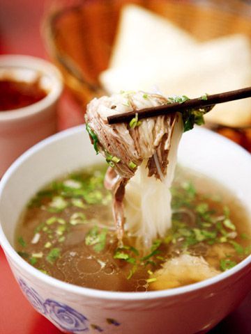 咬口饼,嚼口蒜,吃口肉,喝口汤,赛过活神仙。
