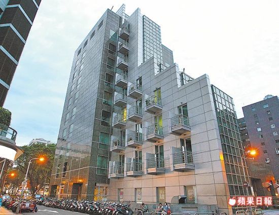 小两口回去的大楼位于北市精华地段。