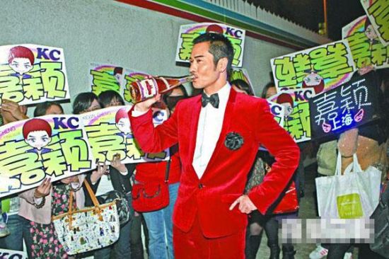 郑嘉颖拿完无线视帝后一帆风顺,又凭剧集《步步惊心》在内地爆红成吸金王(资料图)