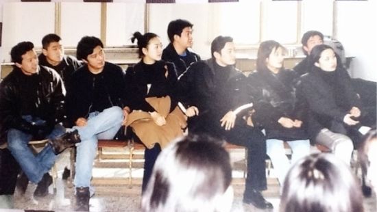 大学旧照(右三:黄晓明 右二:赵薇)