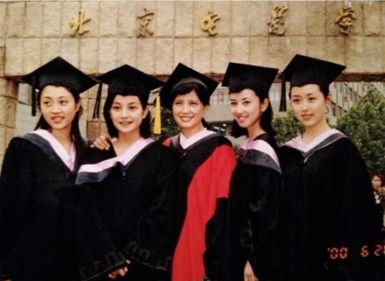左二赵薇,中间为其班主任崔新琴,右一为颜丹晨