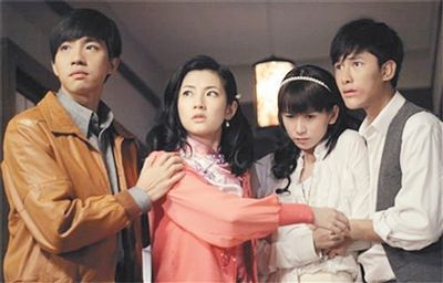 事故发生前,俞灏明(左一)、Selina(左二)在片场