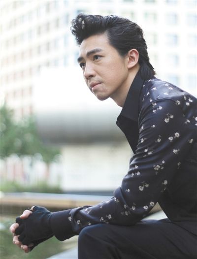 事故后的俞灏明容貌改变很大,对此他已能坦然面对