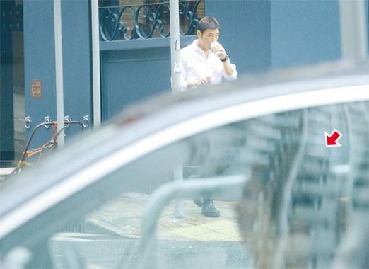 郑秀文(箭头示)完成电影宣传,可以偷闲与许志安拍拖游车河