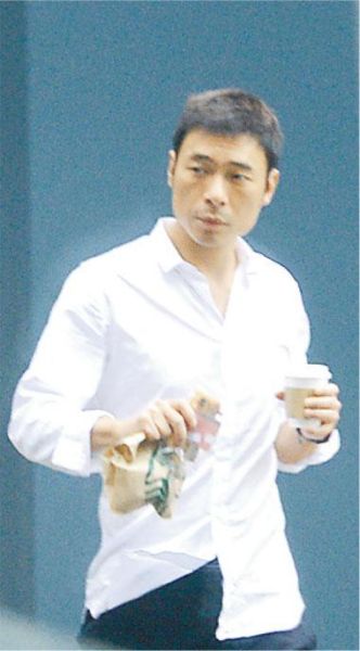许志安自行去买咖啡及少许食品,女友郑秀文就在车上等