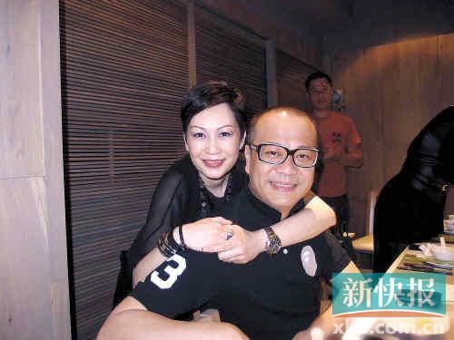欧阳震华与妻子恩爱亮相