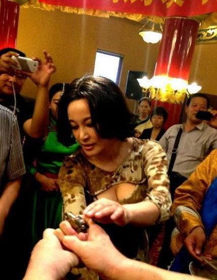 刘晓庆敬酒