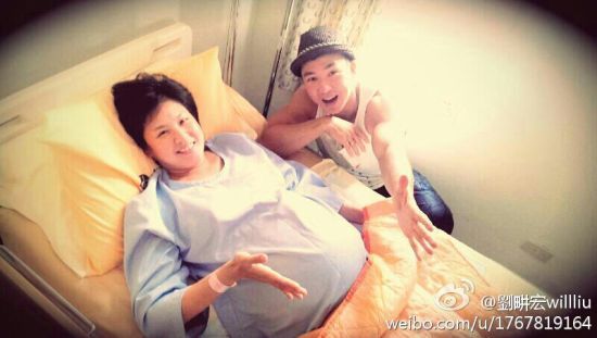 与大肚老婆合影