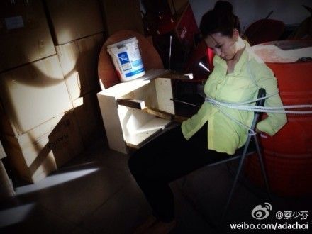 并大呼救命,照片中,蔡少芬坐在椅上,全身被绳子给绑了起来,看上去非常