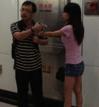 咸猪手解内衣_公交咸猪手撕美女内衣
