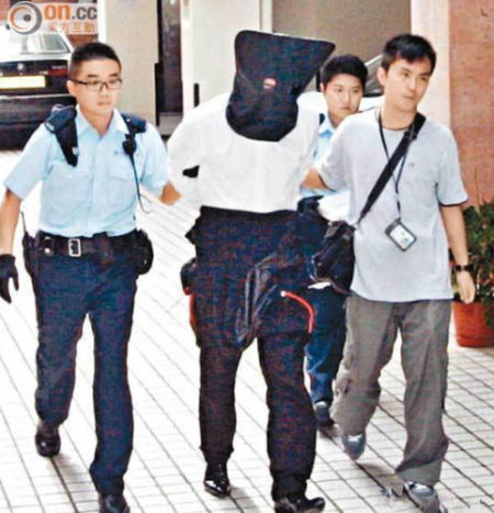 疑似闯宅的富商男友被拘