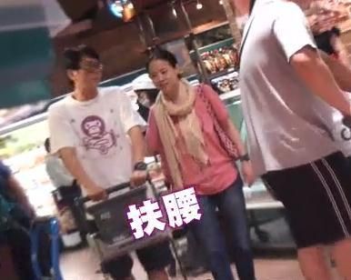 曾宝仪与男友逛超市