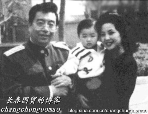 网曝李双江昔日全家福