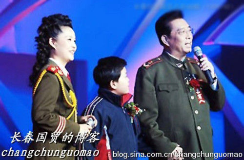 网曝李双江昔日全家福