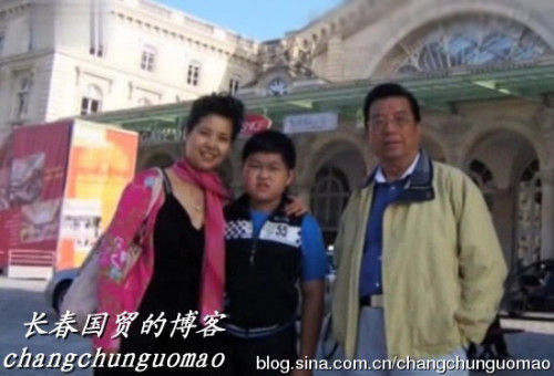 网曝李双江昔日全家福
