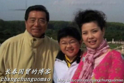 网曝李双江昔日全家福
