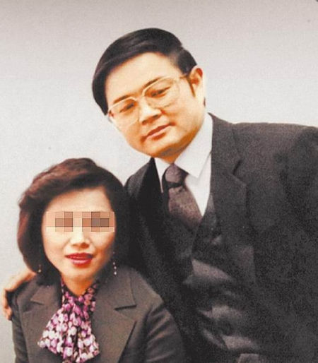 王晓玉与刘小姐在香港办公室合影