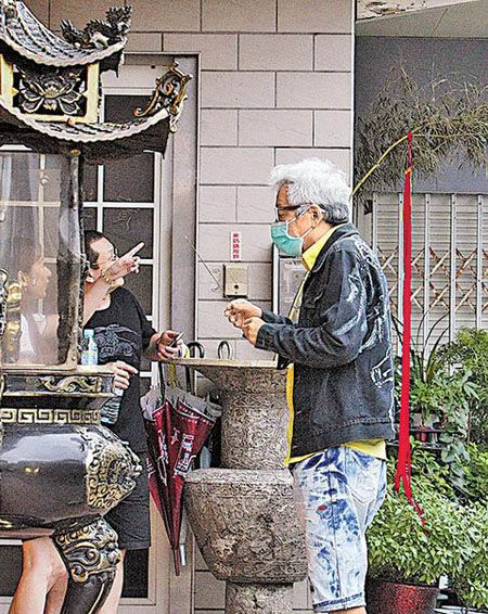 高凌风戴口罩现身南港“青云云海宫”捻香祈福