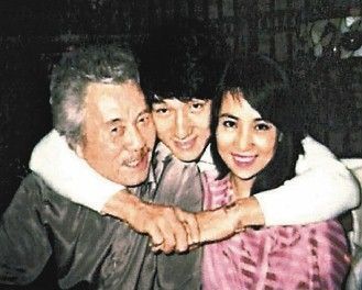 成龙与父亲(左)、林凤娇(右)