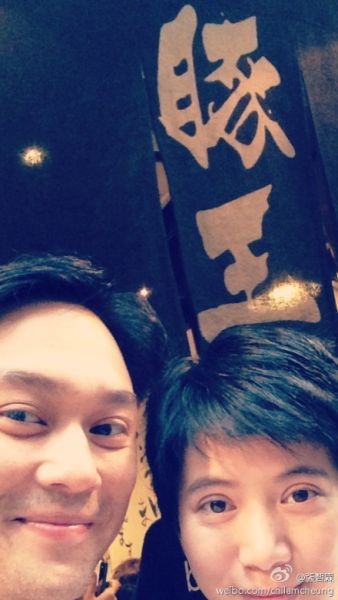张智霖袁咏仪贴脸合影秀恩爱