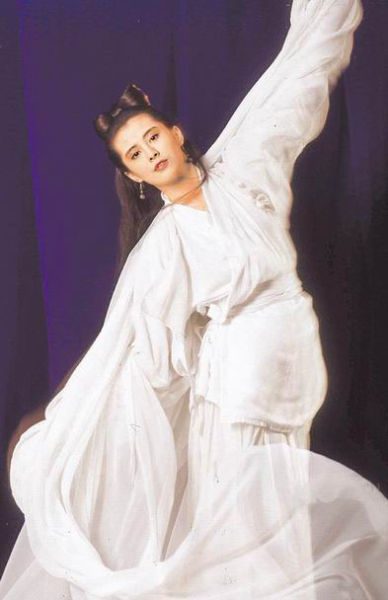 1987年,王祖贤在电影《倩女幽魂》扮聂小倩,气质清新脱俗,红遍亚洲