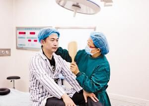 黄舒骏与24岁娇妻年龄差距大。