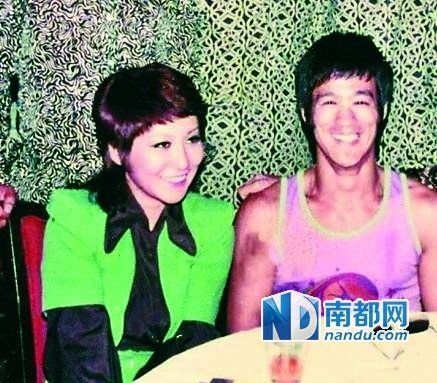 从当时拍到的很多李小龙和丁佩一起的照片中可以看到,她和李小龙的发型是一样的