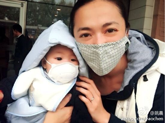 母子俩都带上了口罩