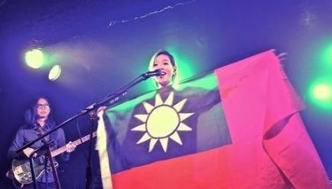 张悬在演唱会上展示青天白日旗