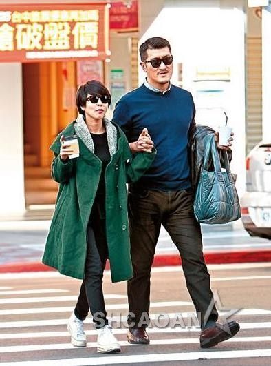 许茹芸和男友Mr. Big走在街上不吝放闪,十指紧扣沿路晒恩爱
