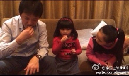 李云迪、王诗龄一起嗑瓜子