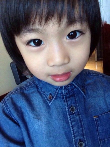 林志颖晒儿子kimi变双眼皮