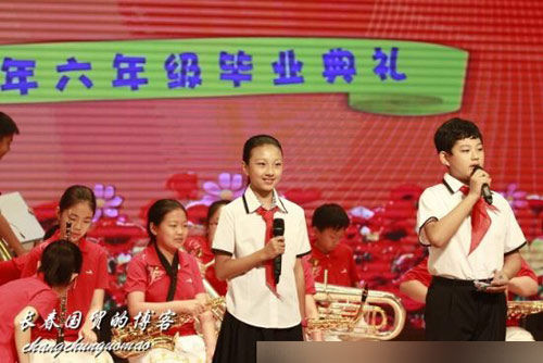 朱军儿子朱思潭主持毕业典礼