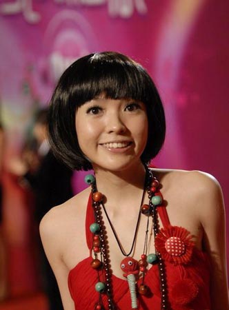 美容 正文   长着一张娃娃脸的新加坡女歌手郭美美以甜美的音色赢得了