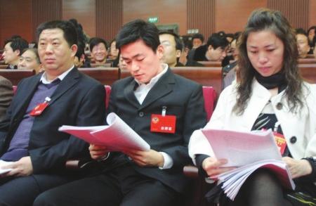 王宝强着黑西装白衬衣开政协会 提案增开电影院