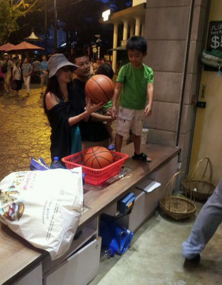 近日,网友在香港偶遇张柏芝带二子外出游玩。 近日,网友在香港偶遇张柏芝带二子外出游玩。